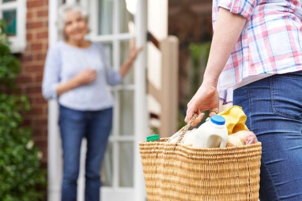 Géolocaliser un parent âgé : protection utile ou surveillance intrusive ?