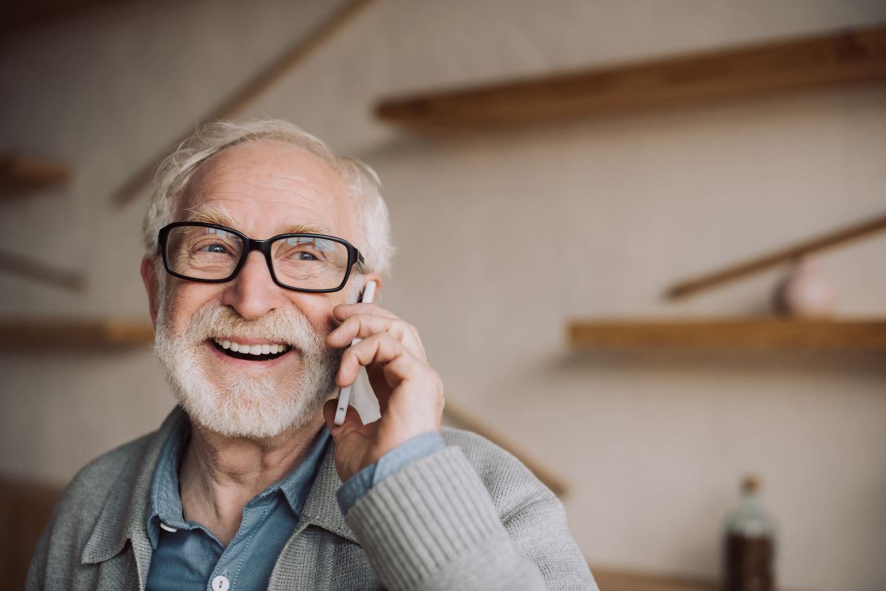 homme âgé au téléphone